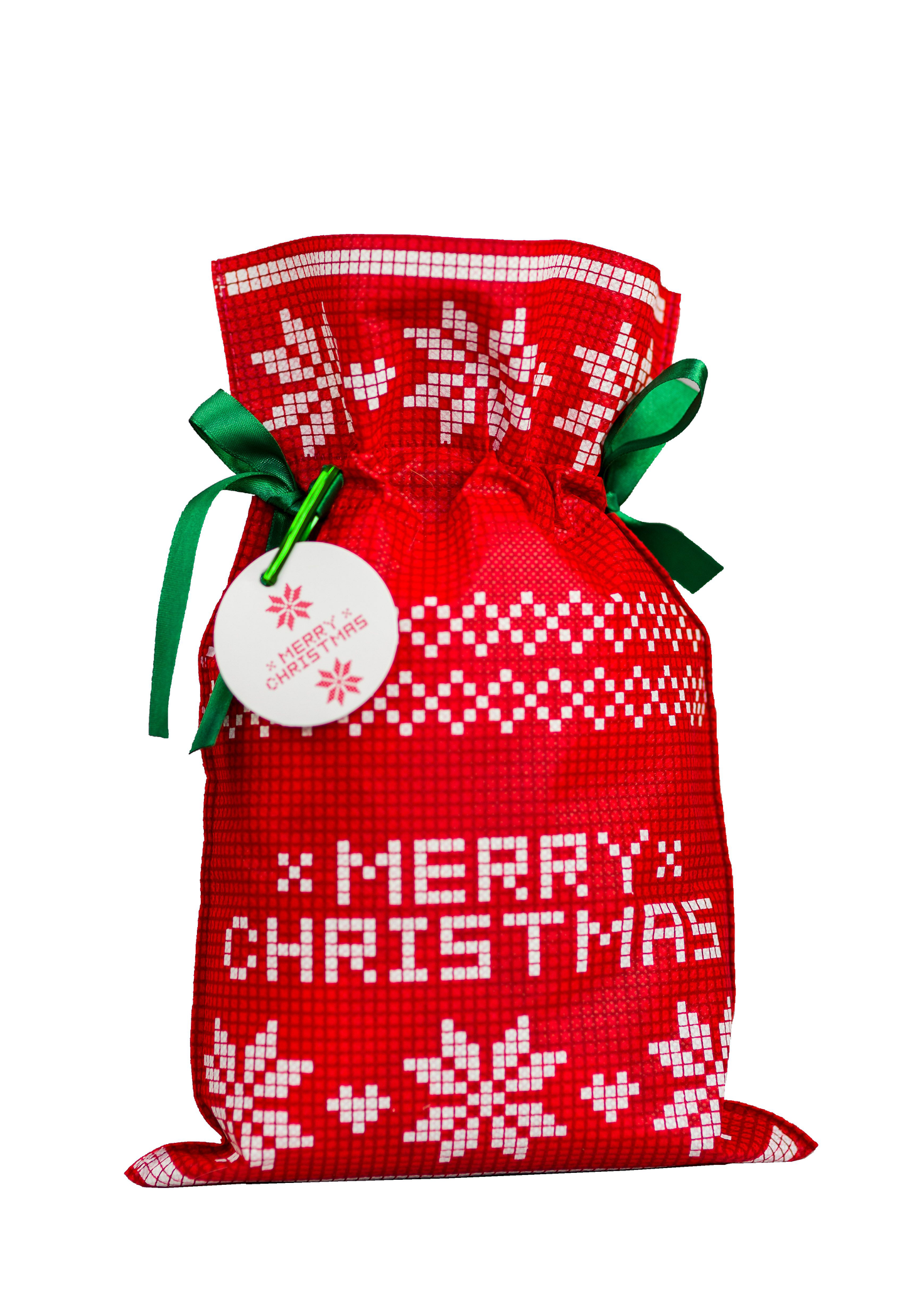 Czerwony worek prezentowy z białym świątecznym wzorem i napisem „Merry Christmas”, ozdobiony zielonymi wstążkami i zawieszką, rozmiar 20 x 30 cm.