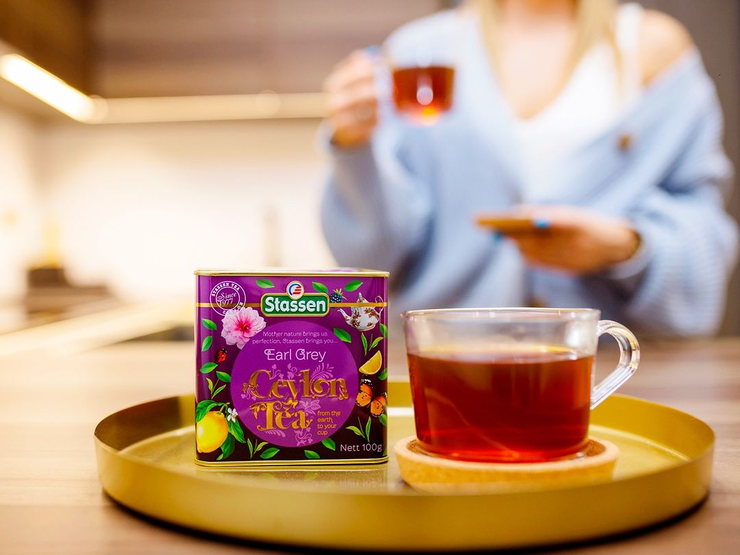 Kubek z herbatą Stassen Earl Grey na tacy – aromatyczny napar o bursztynowym kolorze.
