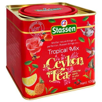Skośny kadr puszki herbaty Stassen Tropical Mix z dekoracyjnym tłem.