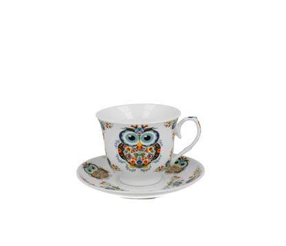 Biała porcelanowa filiżanka ze spodkiem zdobiona wzorem sowy etno w kolorowe kwiaty.