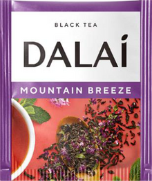 Saszetka Dalai Mountain Breeze z czarną herbatą, miętą i tymiankiem na kolorowym tle