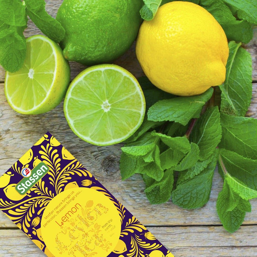 Stylizowane zdjęcie herbaty Stassen Lemon Tea z cytrynami i limonkami.