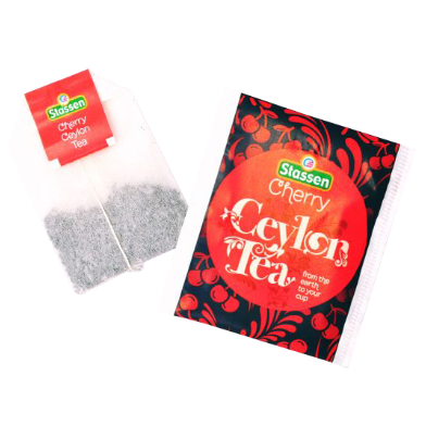 Zbliżenie na kopertę i torebkę herbaty czarnej Stassen Cherry Tea – cejlońska herbata wiśniowa.