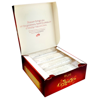 Otwarta herbata Stassen Pure Ceylon Tea z widocznymi kopertami w środku