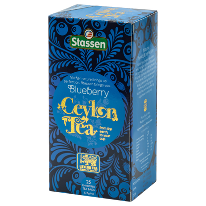 Opakowanie herbaty Stassen Blueberry Ceylon Tea w perspektywie z widocznym logo marki.