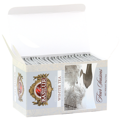 Otwarte pudełko Basilur Winter Tea z widocznymi kopertami herbaty w środku.