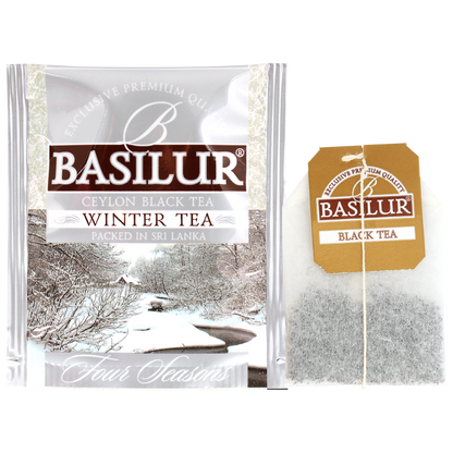Koperta Basilur Winter Tea obok torebki czarnej herbaty z zawieszką Basilur