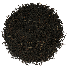 Zbliżenie na liście czarnej herbaty Basilur Ceylon FBOP1 o głębokim aromacie.