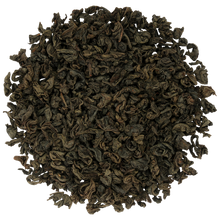 Zbliżenie na liście czarnej herbaty Basilur Golden Crescent o intensywnym aromacie.