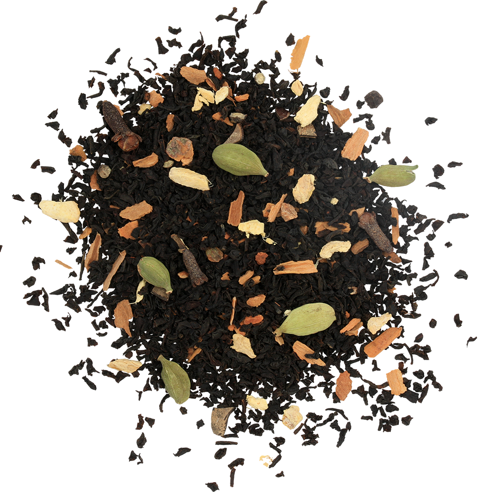 Zbliżenie na liście czarnej herbaty Basilur Masala Chai z przyprawami – cynamonem, kardamonem i imbirem.