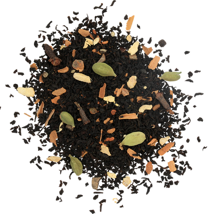 Zbliżenie na liście czarnej herbaty Basilur Masala Chai z przyprawami – cynamonem, kardamonem i imbirem.