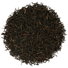 Liście czarnej herbaty Basilur Special Ceylon w zbliżeniu.