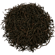 Liście czarnej herbaty Basilur High Grown Ceylon w zbliżeniu.