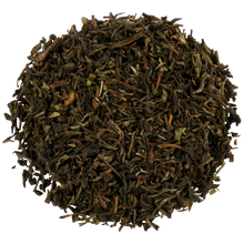 Suszone liście herbaty czarnej Darjeeling Basilur w zbliżeniu.
