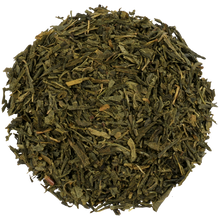 Suszone liście zielonej herbaty Basilur Sencha Ceylon w zbliżeniu.