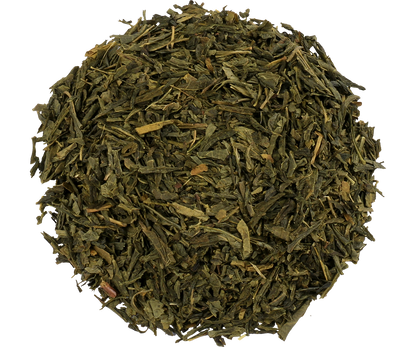 Suszone liście zielonej herbaty Basilur Sencha Ceylon w zbliżeniu.