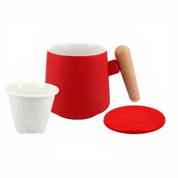Ceramiczny kubek czerwony z drewnianym uchwytem, sitkiem i przykrywką.