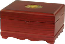 Zamknięta szkatułka Basilur Wooden Presenter Mix 3 w kolorze mahoniowym, eleganckie opakowanie prezentowe.