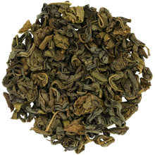Liście zielonej herbaty Basilur Radella Green w zbliżeniu, świeże i aromatyczne liście Ceylon Green Tea.