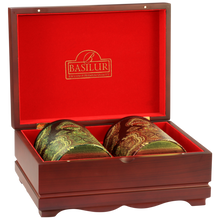 Zestaw herbat Basilur Oriental Collection 3 w eleganckim drewnianym pudełku z czerwonym wnętrzem.