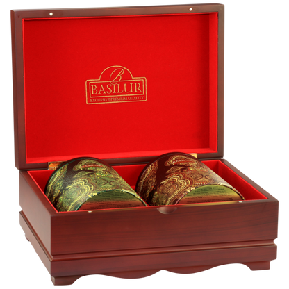 Zestaw herbat Basilur Oriental Collection 3 w eleganckim drewnianym pudełku z czerwonym wnętrzem.