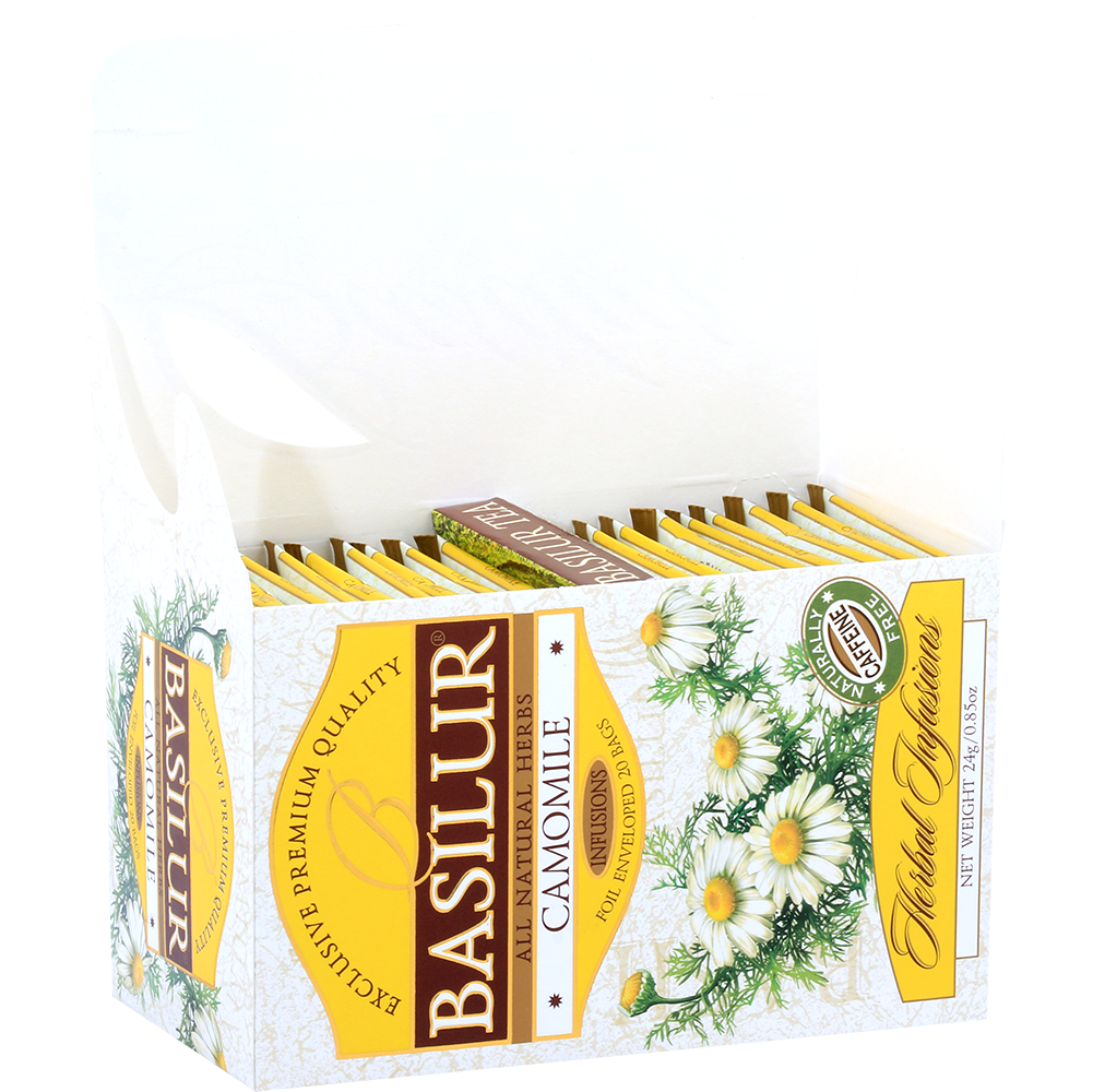 Otwarte pudełko Basilur Camomile z kopertowanymi torebkami w środku.