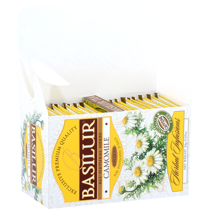 Otwarte pudełko Basilur Camomile z kopertowanymi torebkami w środku.