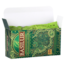 Zdjęcie otwartego pudełka Basilur Moroccan Mint torebki zielonej herbaty z miętą.
