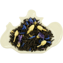 Czarna herbata lisciasta cejlonska z chabrem, jasminem i malwa w formie suszu, widoczny aromatyczny blend z platkami kwiatow i paczkami jasminu