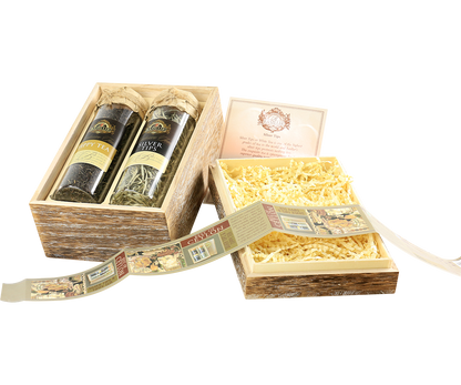 Otwarty zestaw Basilur Silver Tips & Tippy Tea – szklane tuby w ozdobnym drewnianym opakowaniu.