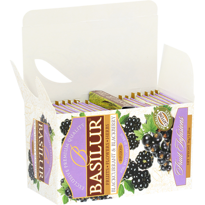 Otwarte opakowanie Basilur Blackcurrant & Blackberry z kopertkami herbat owocowych.