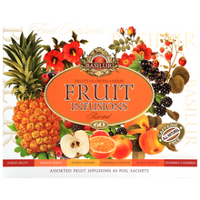 Zdjęcie przedstawia kolorowe opakowanie Basilur Fruit Infusions Assorted z owocami w tle i informacją o zestawie 60 saszetek bezkofeinowych naparów.
