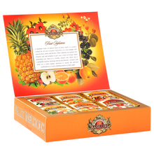 Zdjęcie ukazuje otwarte pudełko Basilur Fruit Infusions Assorted z widocznymi saszetkami owocowych naparów w eleganckiej aranżacji.

