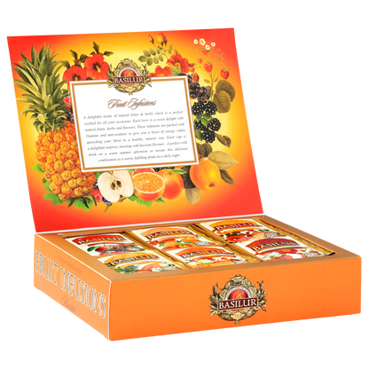 Zdjęcie ukazuje otwarte pudełko Basilur Fruit Infusions Assorted z widocznymi saszetkami owocowych naparów w eleganckiej aranżacji.
