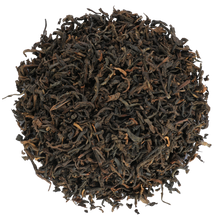 Liście czarnej herbaty Pu-Erh Basilur, naturalna fermentowana herbata o głębokim aromacie.