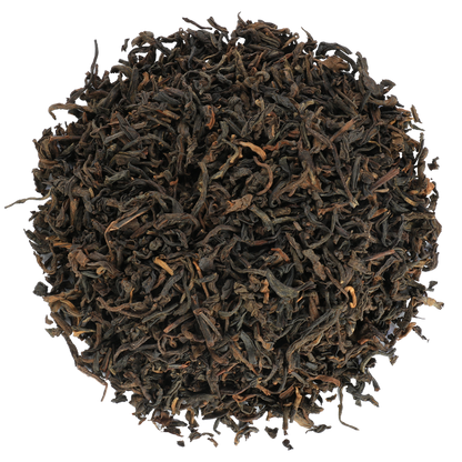 Liście czarnej herbaty Pu-Erh Basilur, naturalna fermentowana herbata o głębokim aromacie.