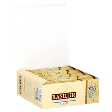 Otwarta paczka Basilur Assam z kopertami czarnej herbaty o intensywnym aromacie