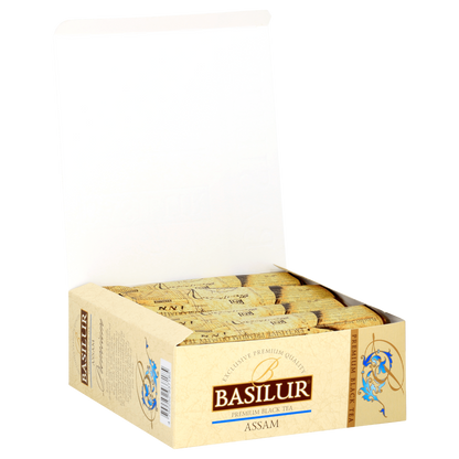 Otwarta paczka Basilur Assam z kopertami czarnej herbaty o intensywnym aromacie