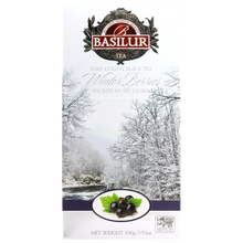 Herbata Basilur Blackcurrant Winter Berries w srebrnym opakowaniu z zimowym krajobrazem i czarną porzeczką.