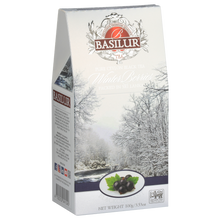 Opakowanie herbaty Basilur Blackcurrant 100 g z motywem ośnieżonych drzew i owoców porzeczki.