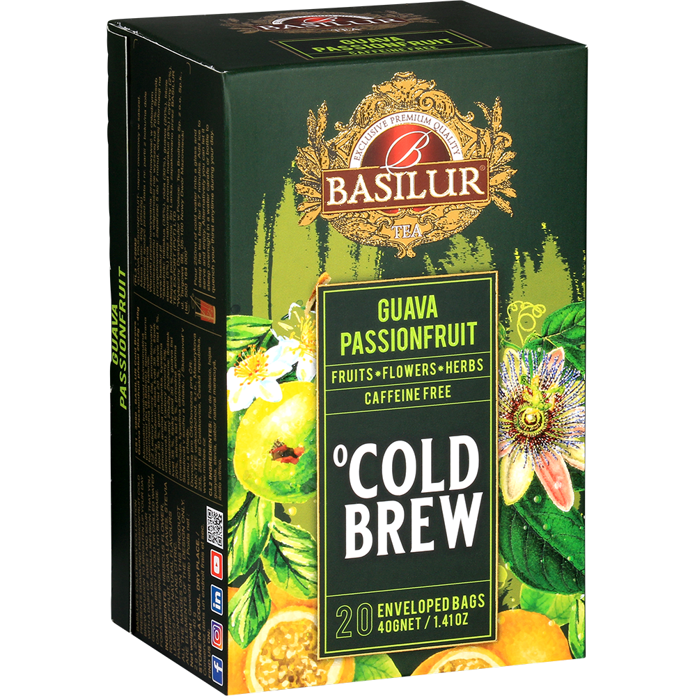 Pudełko herbaty Basilur Cold Brew Guava Passionfruit w perspektywie, tropikalna kompozycja z guawą i marakują.