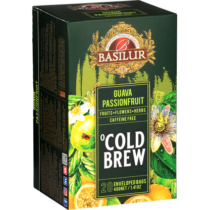Pudełko herbaty Basilur Cold Brew Guava Passionfruit w perspektywie, tropikalna kompozycja z guawą i marakują.