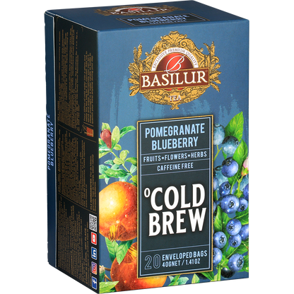Pudełko Basilur Cold Brew Pomegranate Blueberry w perspektywie, orzeźwiająca herbata z owoców i ziół.