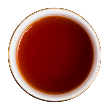 Czerwonobursztynowy napar herbaty Basilur Earl Grey w białej filiżance widzianej z góry