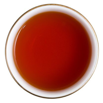 Gotowy napar Basilur Rooibos w filiżance, herbata rooibos o intensywnej bursztynowo-czerwonej barwie.