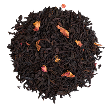 Liściasta herbata czarna Basilur Sweet Sakura z widocznymi płatkami róży, naturalnym aromatem sakury i wanilii.