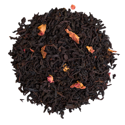 Liściasta herbata czarna Basilur Sweet Sakura z widocznymi płatkami róży, naturalnym aromatem sakury i wanilii.