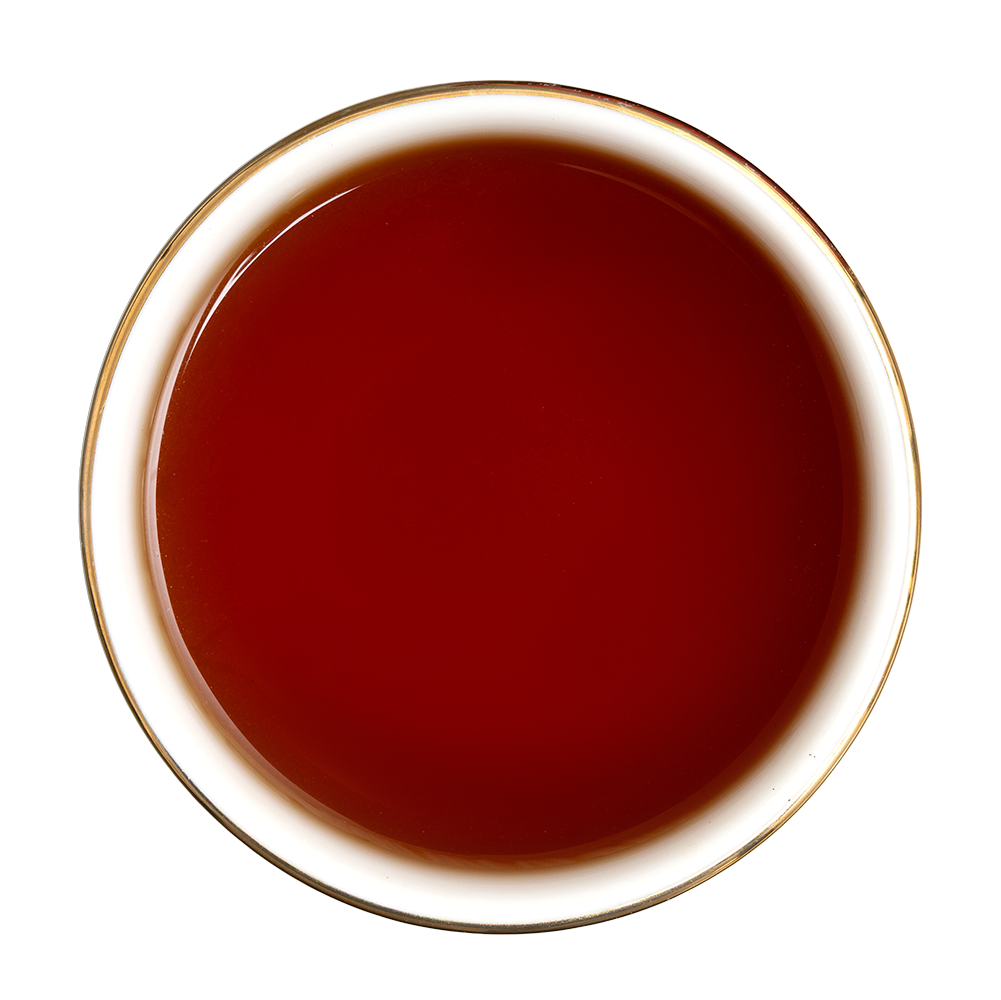 Czerwony napar herbaty czarnej Basilur Crimson Red w białej filiżance widzianej z góry