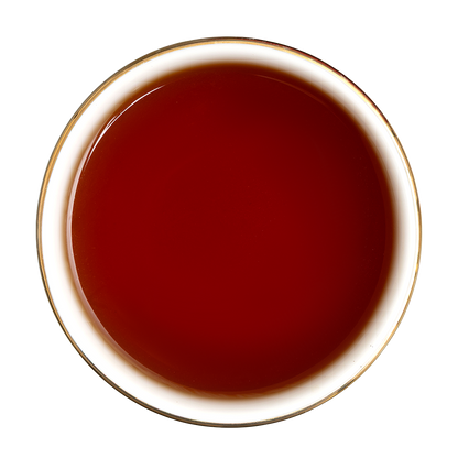 Czerwony napar herbaty czarnej Basilur Crimson Red w białej filiżance widzianej z góry