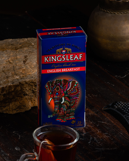 Perspektywiczne zdjęcie opakowania Kingsleaf English Breakfast podkreślające luksusowy wygląd.